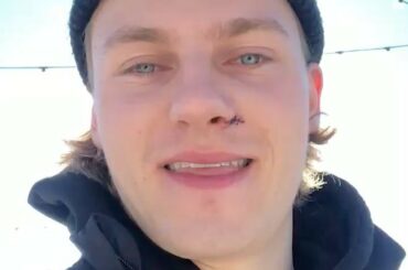 Roope Hintz (@hhinee) et Esa Lindell se joignent aux enfants qui patinent dehors au Dallas’s Child ...