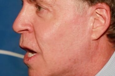 Nous avons rencontré Bob Costas pour parler du premier #WinterClassic, le frère de Doc Emrick ...