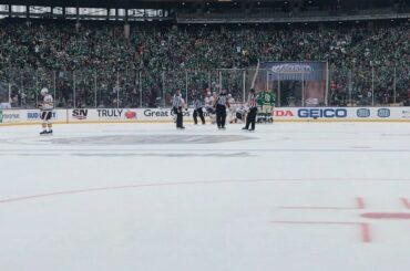 Les @dallasstars sont au tableau et la foule adore ça! #WinterClassic ...