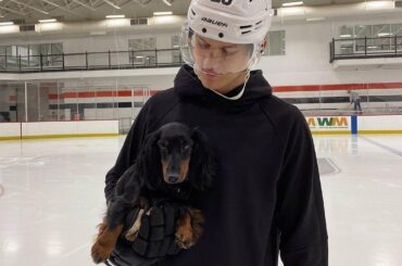 Oskar Lindblom est revenu sur la glace avec l'aide d'un ami. #OskarStro ...