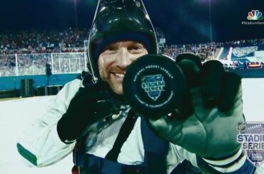 Livraison de la rondelle de parachute
Bon garçon puck drop
#StadiumSeries
: @nhlonnbcsports
: ...