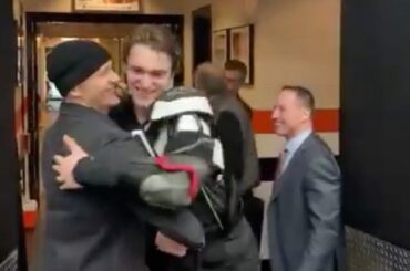 Après la victoire de @philadelphiaflyers, ils ont eu une visite spéciale de @oskarlindblom ....