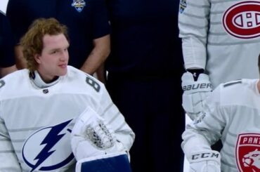 Asseyez-vous et détendez-vous. Jon Hamm est là pour revivre tous les meilleurs moments de la #NHL ...
