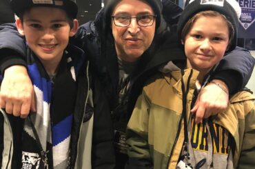 @andylassner et ses fils rockent les couvercles @lancies #StadiumSeries.

Suivez @everydaynh ...