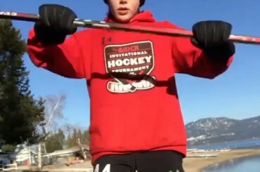 Il a dit que "c'est trop facile". #HockeyAtHome (@ graysontash44) ...