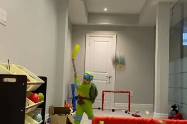 Leonardo frappe encore! #HockeyAtHome (@superdeccan) ...