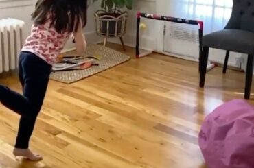 Ressemblant à Sidney Crosby avec ce backhander! #HockeyAtHome (@tommyjuliano) ...