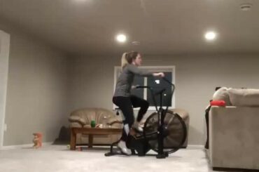 Les entraînements à domicile sont essentiels pour @ moniquelam7 et @ jocelyneusa1. #HockeyAtHome (: @j ...