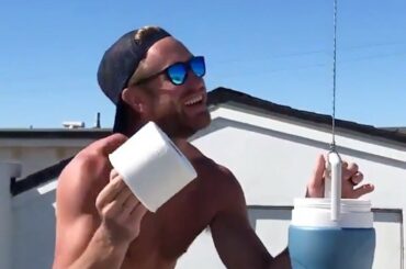 Alex Iafallo a envoyé à @ jeffcarter_77 un rouleau de papier toilette via drone. #HockeyAtHom ...