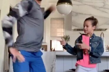 Wow Kevin Bieksa, vous pouvez vraiment danser. #HockeyAtHome (TW / kbieksa3) ...