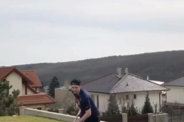 OKAY, TOMAS JURCO. Nous vous voyons. #HockeyAtHome (: @tomasjurco) ...