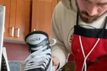 Qui coupe les oignons? #HockeyAtHome (@ spencer.jenkin) ...