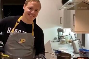 Chef @ hampuslindholm47 dans la maison. #HockeyAtHome (: @anaheimducks) ...