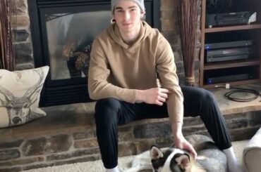 Kirby Dach ici avec une mise à jour de son temps à la maison. #HockeyAtHome (: @ kdach77) ...