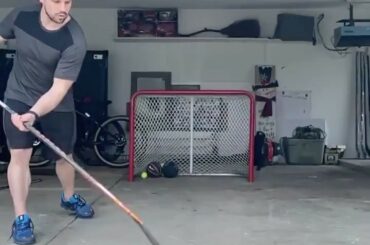 @ nathangerbe7 l'a rendu si facile. Pensez-vous pouvoir le faire? #HockeyAtHome (: TW / Na ...