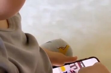 Ovi Jr. regarde déjà un film. #HockeyAtHome (@nastyashubskaya) ...