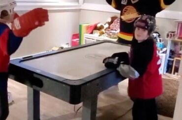 Ce n'est pas une surprise ... que les matchs de hockey sur air de la famille Back soient EXTRÊMES! ...