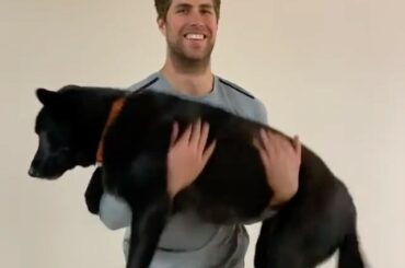 Les boucles de chiot sont le secret des biceps vérins. #HockeyAtHome (: Thomas Greiss, @tho ...