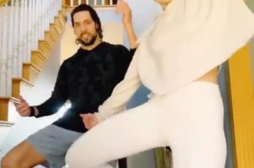 On peut dire que Brenden Dillon est à terre ... un peu. (: TikTok / emwitt) #HockeyAtHom ...