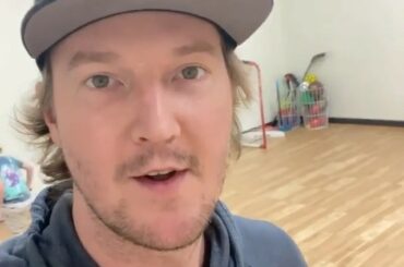 On dirait que Devan Dubnyk a les mains pleines pendant #HockeyAtHome ... (@ ddubnyk40 ...