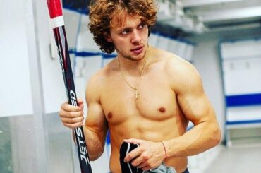 Artemi Panarin flexin 'sur #ManRocketMonday. (@artemiypanarin, @nyrangers) ...