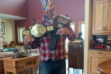 BOOYAKA! BOOYAKA! Darryl Sutter faisant le roi 619, Rey Mysterio (@ 619iamlucha) ...