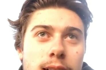 Hé @tanevchris et @_eliaspettersson, Quinn Hughes vous manque. #HockeyAtHome (...