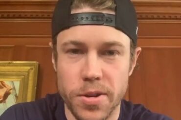 Le chiot de Matt Martin, Jax, maîtrise le football, il est maintenant temps pour le hockey! (: @matt ...