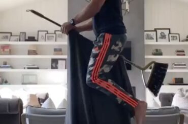 Tu es un sorcier, Kevin Bieksa. #HockeyAtHome (TikTok / kevinbieksa) ...