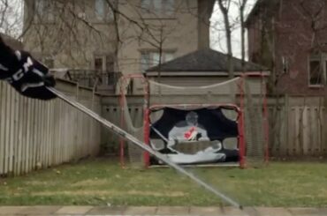 Elle a dit "Choisissez votre coin." #HockeyAtHome (@ alexis.sacks) ...