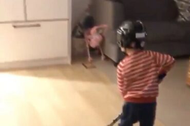 Pas de jours de congé pour le fils d'Antoine Roussel (@rouss_ant), Teddy! #HockeyAtHome (: @ca ...