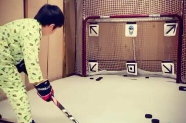 Qui a dit que vous ne pouvez pas #HockeyAtHome en pyjama? (@hockey_torataro, @nhleurop ...