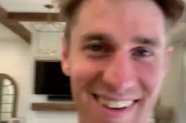 La femme de Kyle Turris lui a donné une coupe de cheveux #HockeyAtHome et le résultat était inestimable ....