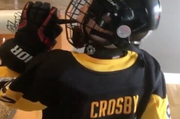 #HockeyAtHome est un travail à temps plein. (@ rocky.mtn.kids) ...