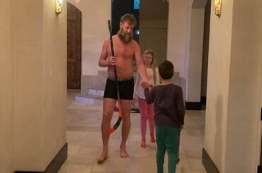 La tenue #HockeyAtHome de Jumbo Joe est de tous les temps. (@sanjosesharks) ...