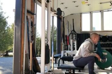 Hochez la tête si les entraînements #HockeyAtHome de Mark Borowiecki sont fous. (@itsboro ...