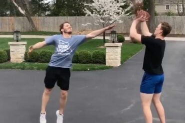 @matthew_tkachuk contre @bradytkachuk dans un match de basket en tête-à-tête, qui allez-vous ...