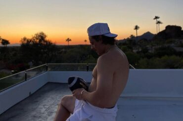 "Avant, je pouvais lancer une peau de porc sur un quart de mille." - @austonmatthews #ManRo ...