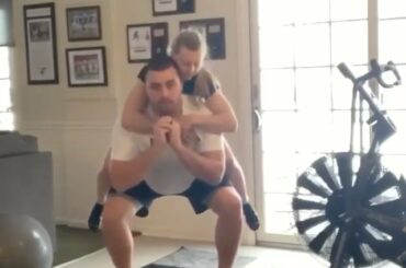 Qui a besoin de poids de toute façon? #HockeyAtHome (@ kendallcoyne26) ...