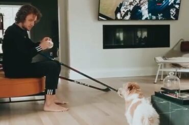 Pas de bâton pour M. Riziy, @artemiypanarin? #HockeyAtHome (@mr_riziy) ...