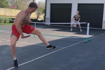 Est-ce @bradytkachuk ou @rogerfederer?

Regardez un autre épisode de Stuck with the ...