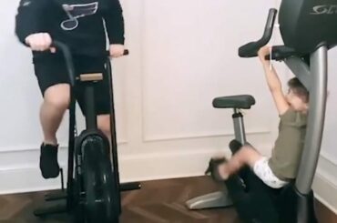 #HockeyAtHome est une affaire de famille dans la maison Tarasenko. (@ vt9191, @tarasen ...