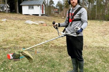 Mode papa: engagé. #HockeyAtHome (Elias Lindholm, @lindholmelias) ...