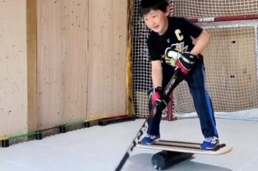 Le futur c'est maintenant! #HockeyAtHome (@hockey_torataro, @nhleurope) ...