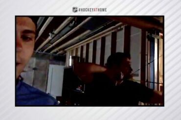 Jake DeBrusk (@jdebrusk) et son père aiment clairement Legolas.

Regardez le nouveau #Hock ...