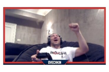 Il reste quelques secondes dans le jeu, @aleksandrovechkinofficial le lie et est enflammé! W ...