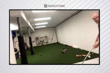 @matthew_tkachuk n'est pas impressionné par la précision de son père.

Regardez #HockeyAtHome: ...