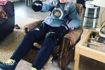 Max Jones est prêt à partir à tout moment. #HockeyAtHome (: @ maxjones98) ...