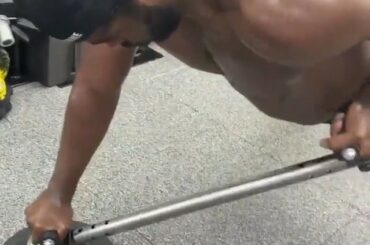 P.K. La routine de fitness #HockeyAtHome de Subban est autre chose. (@subbanator) ...