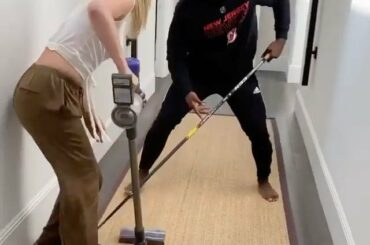 QUELQU'UN SIGNE @lindseyvonn! #HockeyAtHome (: P.K. Subban, @subbanator) ...